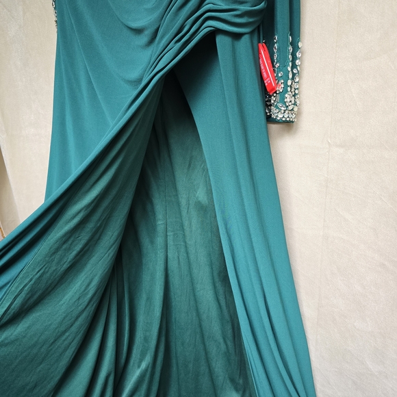 Mac Duggal Emerald Green Long Sleeve Gown - Picture 13 of 13